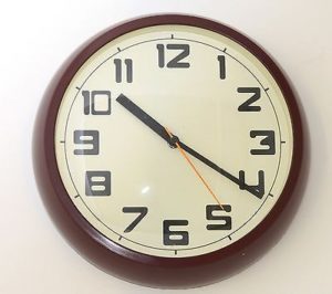 719 Mebus Wanduhr ! dunkel braun ! 30,5 cm!